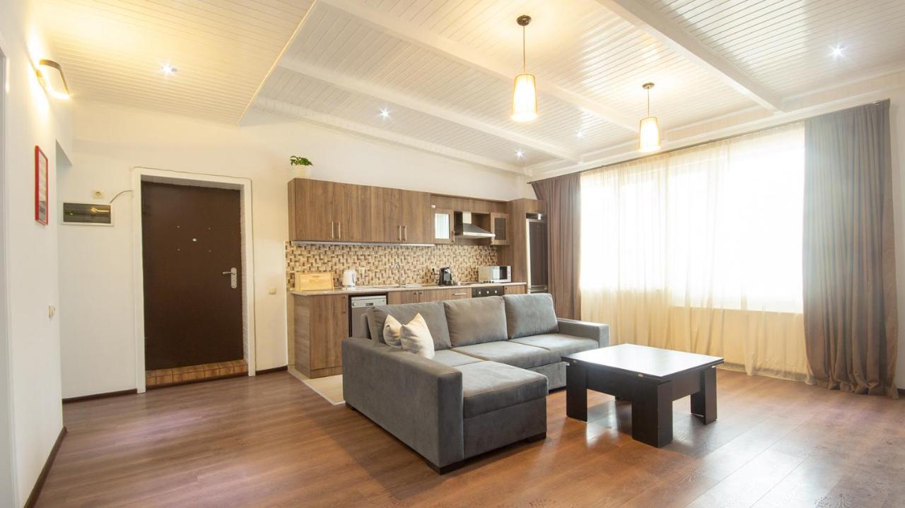 Big Terrace Apartment On Liberty Square Tbiliszi Kültér fotó