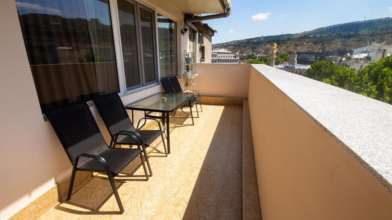 Big Terrace Apartment On Liberty Square Tbiliszi Kültér fotó