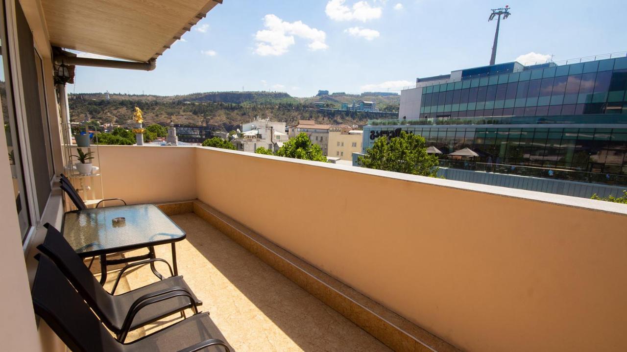 Big Terrace Apartment On Liberty Square Tbiliszi Kültér fotó